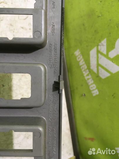 Рамка магнитолы Рено Логан