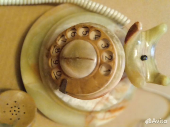 Телефон стационарный дисковый и статуэтки