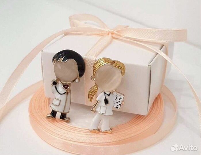 Брошь с опалом «Врач»