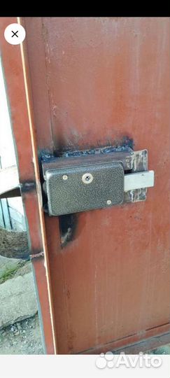 Установка замков в гараже,контейнере