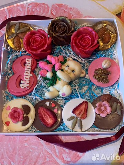 Шоколадные конфеты ручной работы, бананы, клубника