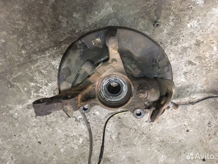 Кулак поворотный правый в (сборе со ступицей)