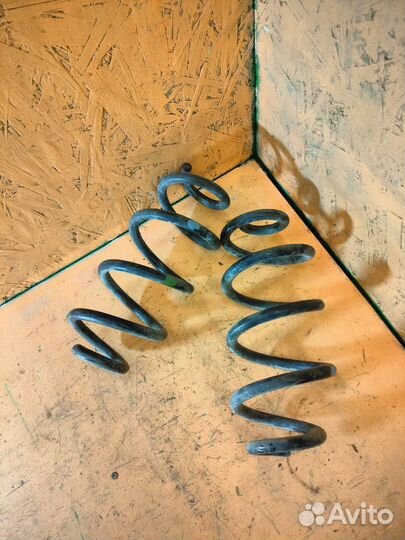 Оригинал Nissan задняя пружина подвески L или R