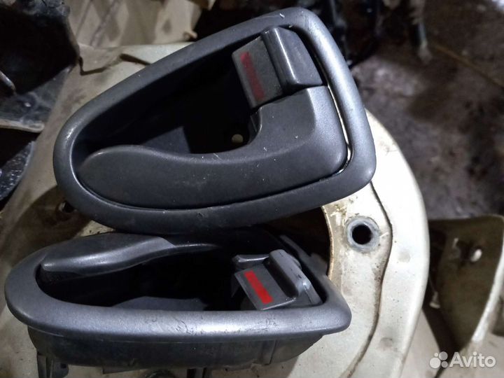 Внутренние ручки открывания двери Hyundai Accent