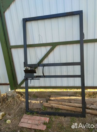 Ворота распашные с помощью калиткой