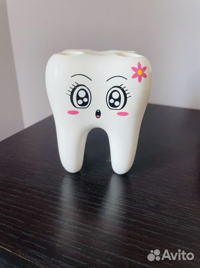 Подставка под зубные щетки в форме зуба