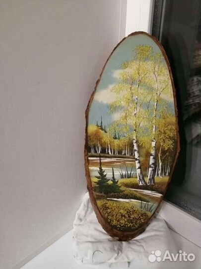 Картины на срезе дерева и на камнях