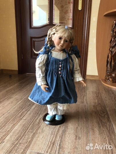 Кукла фарфоровая
