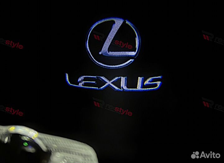 Проекция логотипа Lexus на двери
