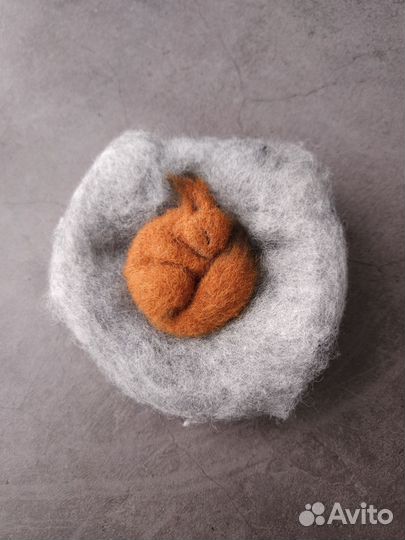 Брошка из шерсти