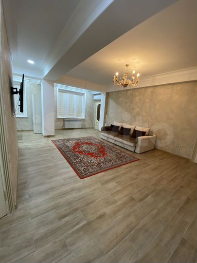 2-к. квартира, 82 м², 1/9 эт.