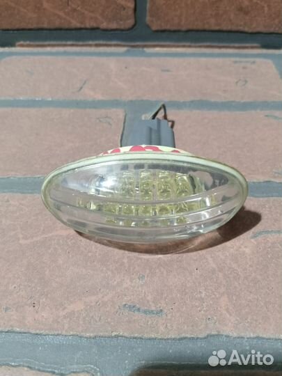 Повторитель в крыло mazda axela BK5P zyve