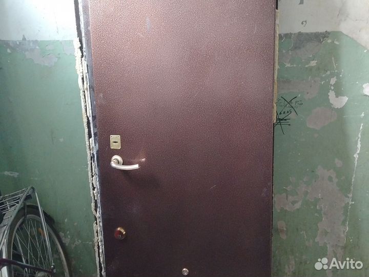 Продам б/у входную дверь