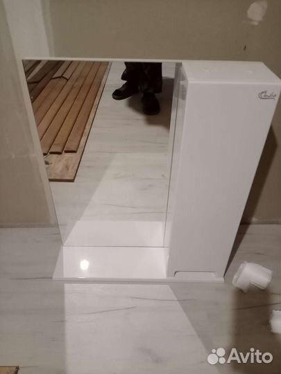 Зеркало в ванную с полкой