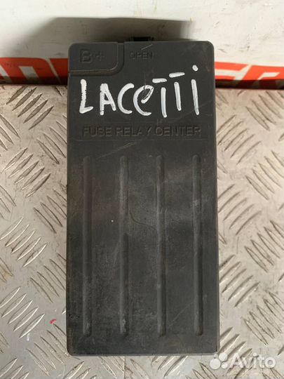 Блок предохранителей под капотом Шевроле Лачетти