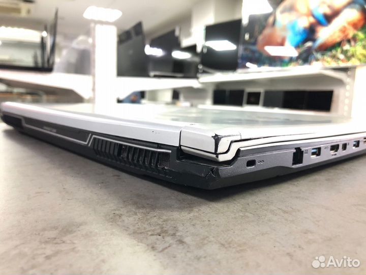 Msi/i7 7500/8GB/GTX1050/248GB SSD/17.3