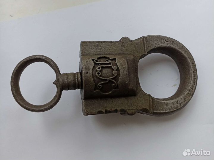 Навесной замок старинный и ключ
