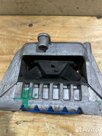 Подушка двигателя правая Volkswagen Passat 3C5 BVY