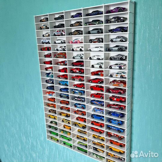 Полка для машинок 100 ячеек с защитным экраном