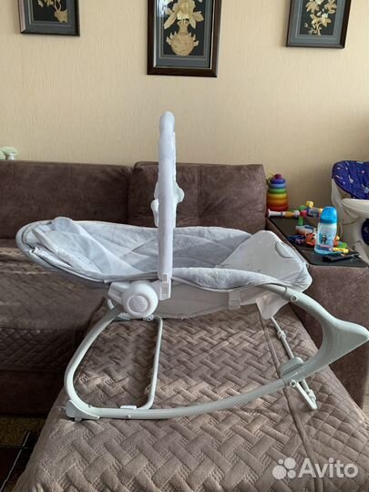 Шезлонг-качалка доя новорожденных с игрушками
