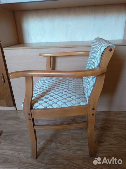 Мягкий стул кресло с подлокотниками