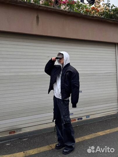 Бомбер оверсайз с фигурными выточками черный