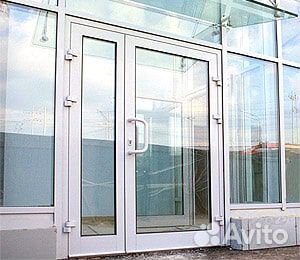 Дверь алюминиевая