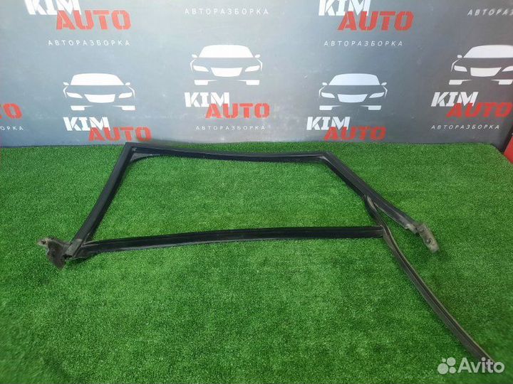 Уплотнитель стекла задний левый Audi A6 C6 Quattro