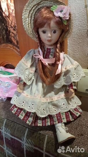 Кукла фарфоровая коллекционная с подзаводом