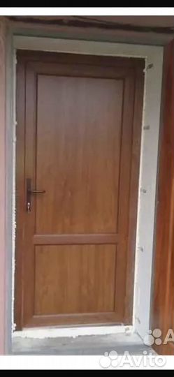 Дверь входная, пластиковая