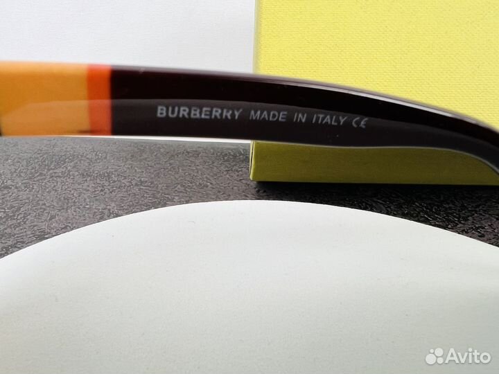 Солнцезащитные очки Burberry