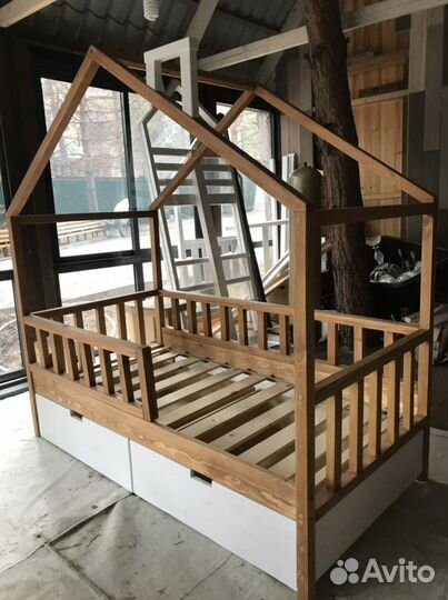 Детская кроватка домик