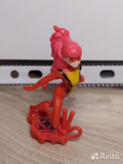 Фигурки Леди Баг из киндеров