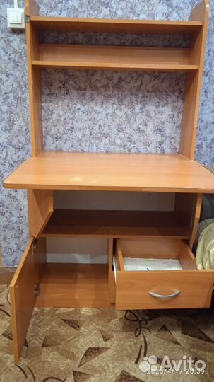 Компактный письменный стол