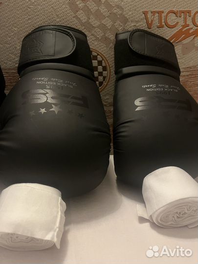 Боксерский шлем перчатки и бинты