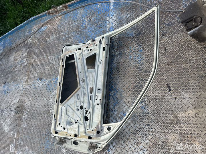 Передняя левая дверь mercedes 190 w201