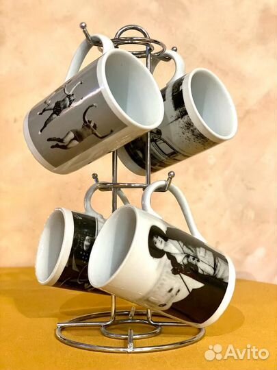 Набор стильных кружек на стойке