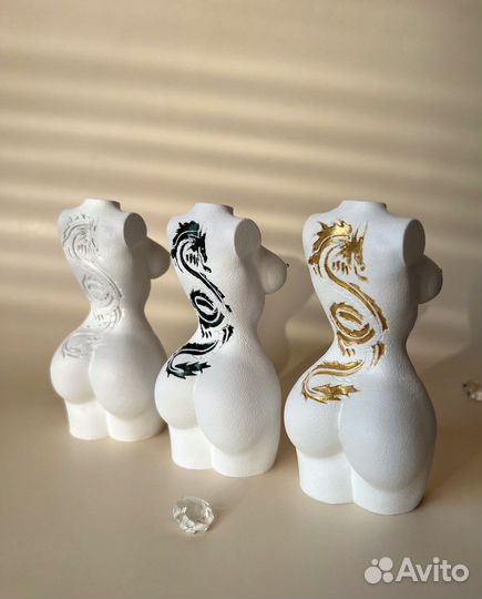 Статуэтка гипсовая девушка с татуировкой дракона