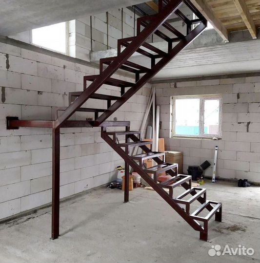 Лестница на металлокаркасе