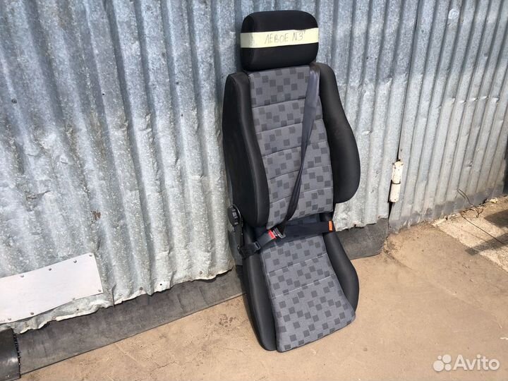 Сидение автомобильное с ремнем безопасности