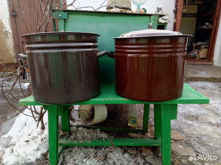 Кастрюли большие и бутыли