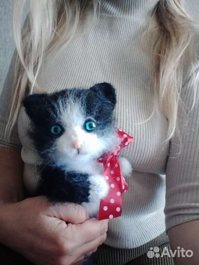 Вязаный котик игрушка