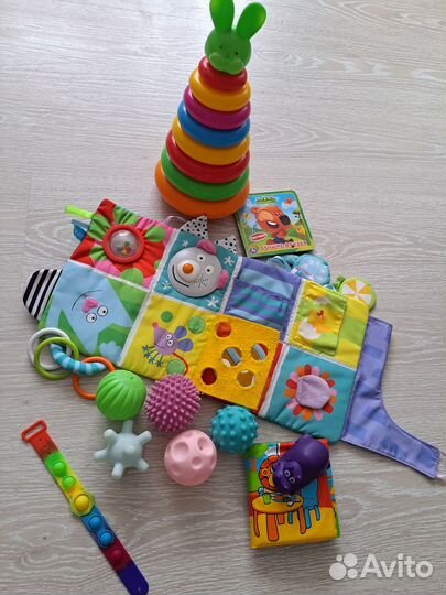 Развивающие игрушки для малышей пакетом