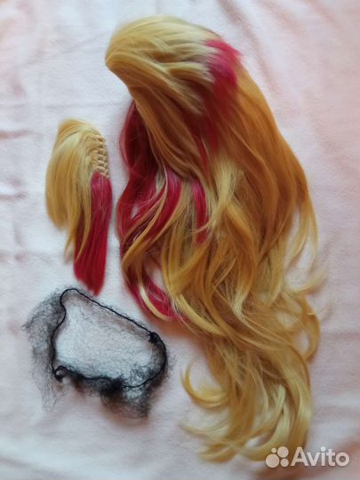 Парик блонд с красными перьями унисекс