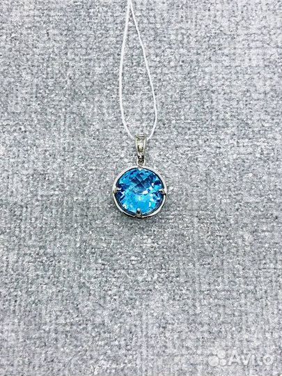 Золотая подвеска с камнем