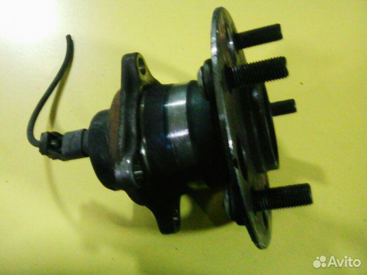 Ступичный узел задний Toyota Isis ZNM10