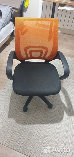 Стул офисный на колесах