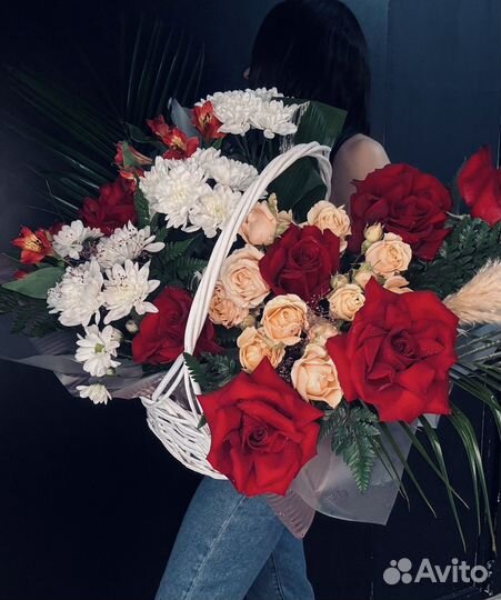 Корзина плетеная с цветами