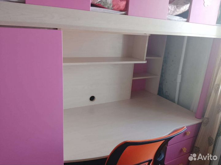 Детская кровать чердак со столом и шкафом