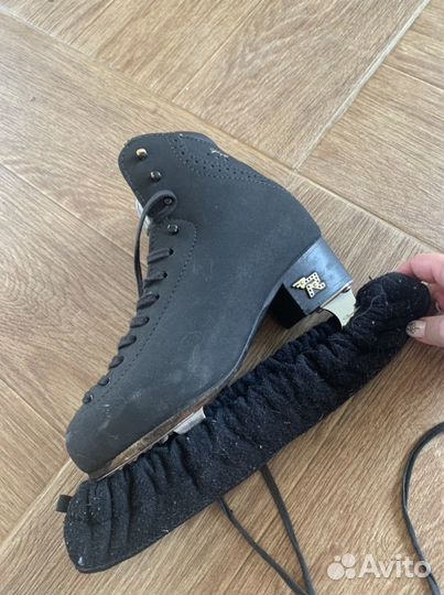 Продам фигурные коньки